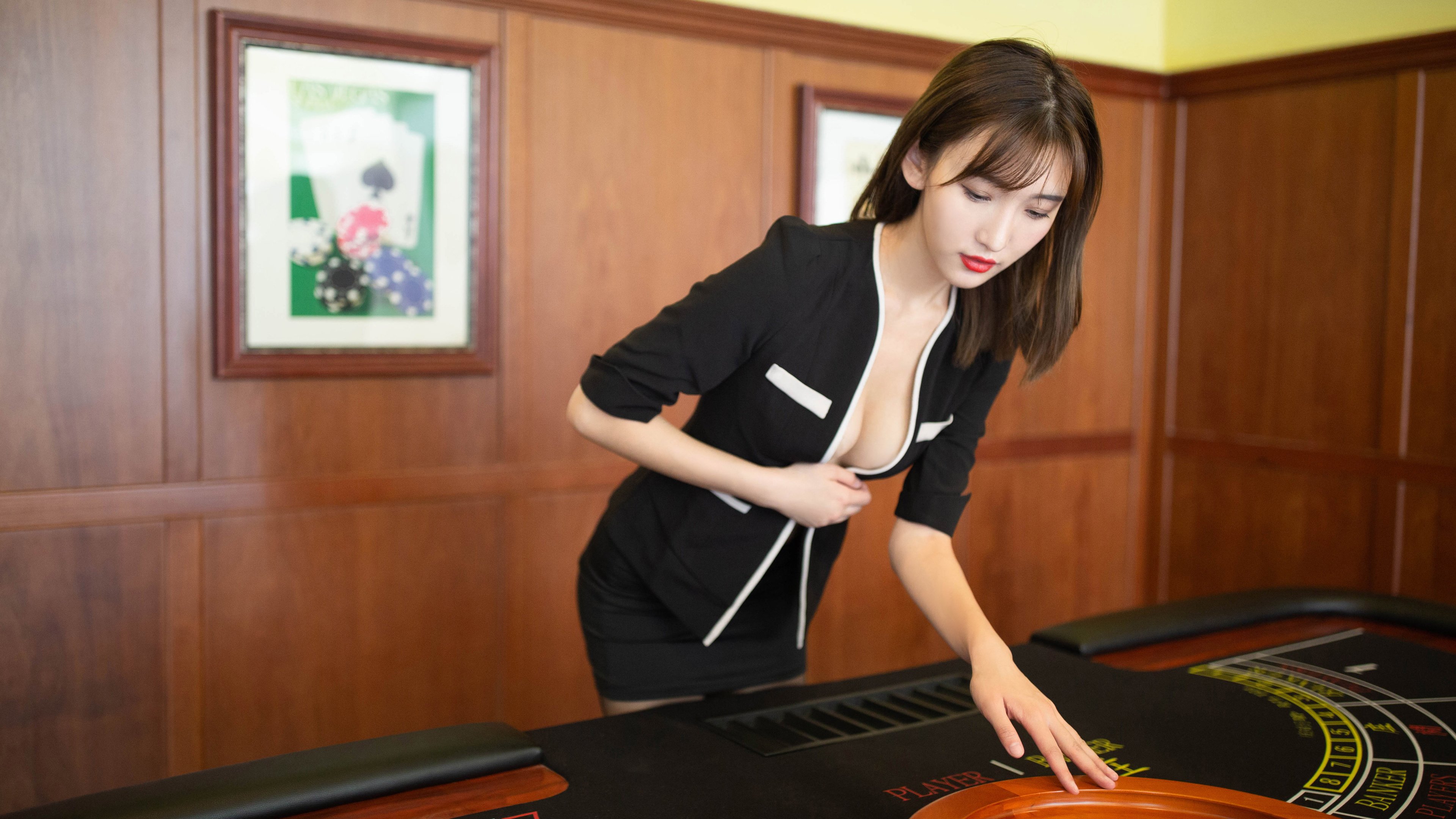 瑞士球员滑跪庆祝时滑出场外，裁判爆笑，瑞士滑雪队